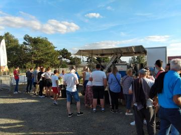 Pressi-Mobile au 4 jours du Mans du 8 au 12 septembre 2022.
Venez déguster nos 6 jus de pommes, pommes/poires, pommes/carottes, pommes/kiwis, pommes/fruits...