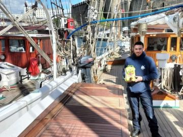 Le jus de pomme Pressi-mobile Chug embarque à bord de L'Etoile à couple avec son sister-ship La Belle Poule. Goélette Paimpolaise de 37,5 mètres, construite...