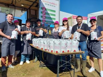 Toutes l'équipe Pressi-Mobile vous attend à la foire du Mans jusqu'à lundi. Nicolas vous a concocté un magnifique jus pommes/fruits rouges conditionné dans...