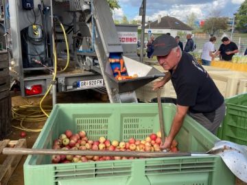 La foire du Mans ouvre ses portes et nous sommes déjà en train de préparer nos 6 délicieux jus. Jus de pommes, pommes/poires, pommes/carottes, pommes/kiwis,...